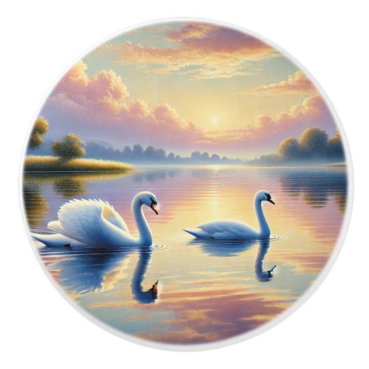 2羽の白鳥が穏やかな湖をすべっていた セラミックノブ (正面)