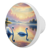 2羽の白鳥が穏やかな湖をすべっていた セラミックノブ (右)