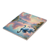 2羽の白鳥が穏やかな湖をすべっていた タイル (側面)