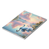 2羽の白鳥が穏やかな湖をすべっていた ノートパッド (回転)