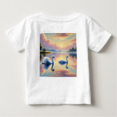 2羽の白鳥が穏やかな湖をすべっていた ベビーTシャツ (裏面)