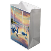 2羽の白鳥が穏やかな湖をすべっていた ミディアムペーパーバッグ (裏面アングル)