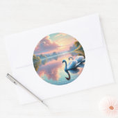 2羽の白鳥が穏やかな湖をすべっていた ラウンドシール (封筒)