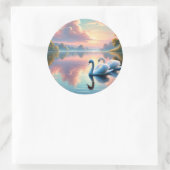 2羽の白鳥が穏やかな湖をすべっていた ラウンドシール (バッグ)