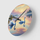 2羽の白鳥が穏やかな湖をすべっていた ラウンド壁時計 (傾斜)