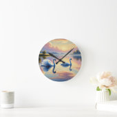 2羽の白鳥が穏やかな湖をすべっていた ラウンド壁時計 (ホーム)