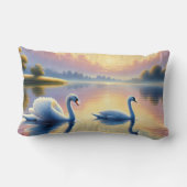 2羽の白鳥が穏やかな湖をすべっていた ランバークッション (裏面)