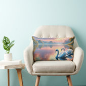 2羽の白鳥が穏やかな湖をすべっていた ランバークッション (椅子)