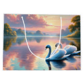 2羽の白鳥が穏やかな湖をすべっていた ラージペーパーバッグ (裏面)