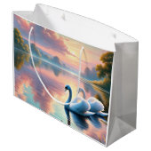 2羽の白鳥が穏やかな湖をすべっていた ラージペーパーバッグ (裏面アングル)