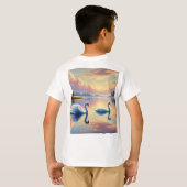 2羽の白鳥が穏やかな湖をすべっていた Tシャツ (裏面フル)