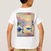 2羽の白鳥が穏やかな湖をすべっていた Tシャツ (裏面)