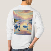 2羽の白鳥が穏やかな湖をすべっていた Tシャツ (裏面)