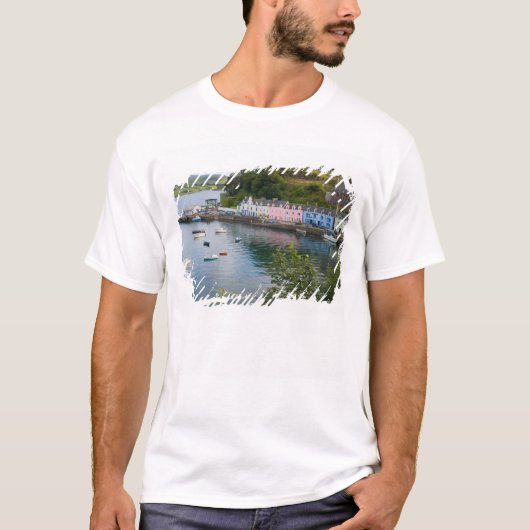 2色のリフレクションのある美しい港とヨット Tシャツ (正面)