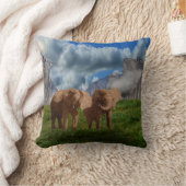 2象油絵を描クッション クッション (ブランケット)