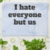 2赤いハート – 私は私は私たちのタイポグラフィ以外の誰もが嫌い キッチンタオル (折り畳み)