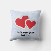 2赤いハート – 私は私は私たちのタイポグラフィ以外の誰もが嫌い クッション (裏面)