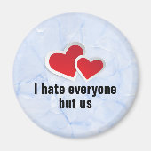 2赤いハート – 私は私は私たちのタイポグラフィ以外の誰もが嫌い マグネット (正面)