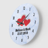 2赤い紙ハートオンIcy Blue Marble 結婚's ラージ壁時計 (傾斜)