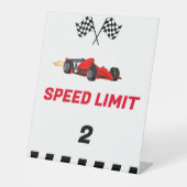 2速スピード制限標識を上げるカーレース 台座サイン (正面)