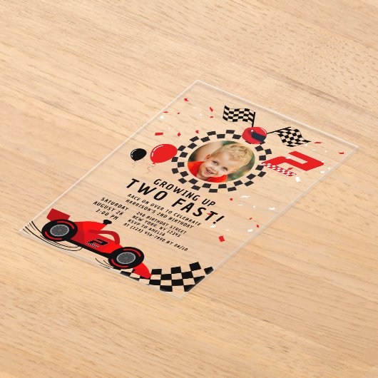 2速2番目の誕生日の子供かわいい赤いレーシングカー アクリル招待状 (レイダウン)