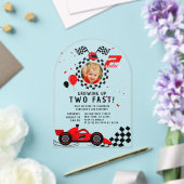 2速2番目の誕生日の子供かわいい赤いレーシングカー アクリル招待状 (インサイチュ (ウェディング))
