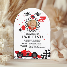 2速2番目の誕生日の子供かわいい赤いレーシングカー 招待状