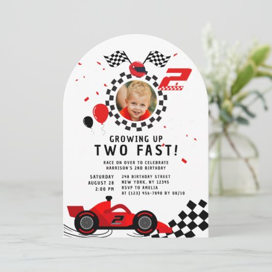 2速2番目の誕生日の子供かわいい赤いレーシングカー 招待状 (スタンド正面)