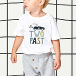 2速2番目の誕生日の幼児Tシャツ トドラーTシャツ<br><div class="desc">2速、2つの好奇心!レース祝カーラビットを使用したおもしろい幼児用tシャツで、2回目の誕生日を迎える。画像: Freepik.com</div>