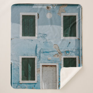 2階青コンクリート建物 シェルパブランケット