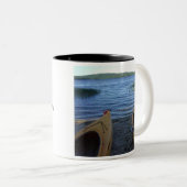 2隻のカヤックは、リラックスしましたり及び楽しみます ツートーンマグカップ (正面右)