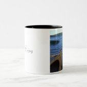 2隻のカヤックは、リラックスしましたり及び楽しみます ツートーンマグカップ (中央)