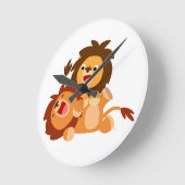 2頭のかわいくよくはしゃぐな漫画のライオンの柱時計 ラウンド壁時計 (傾斜)