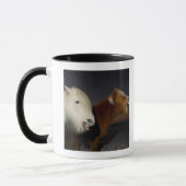 2頭のアイスランドの馬 マグカップ (左)