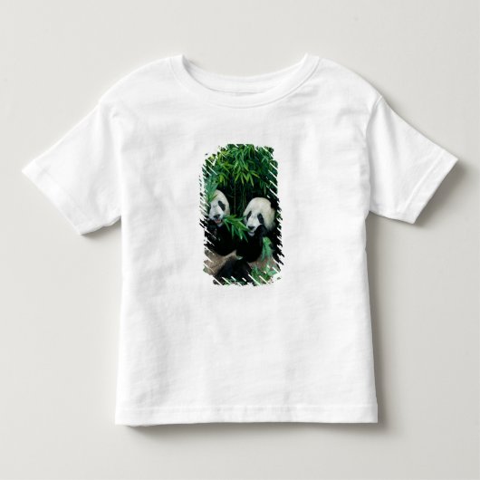 2頭のジャイアントパンダが竹を食べる、臥龍 トドラーTシャツ (正面)