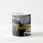 2頭のトラ色の効果 コーヒーマグカップ (中央)