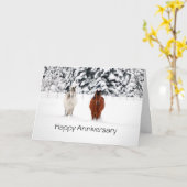 2頭の馬が雪の中で幸せな記念日 カード (黄色い花)