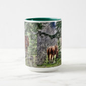 2頭の馬と森の写真を飲むマグカップ マグカップ (中央)