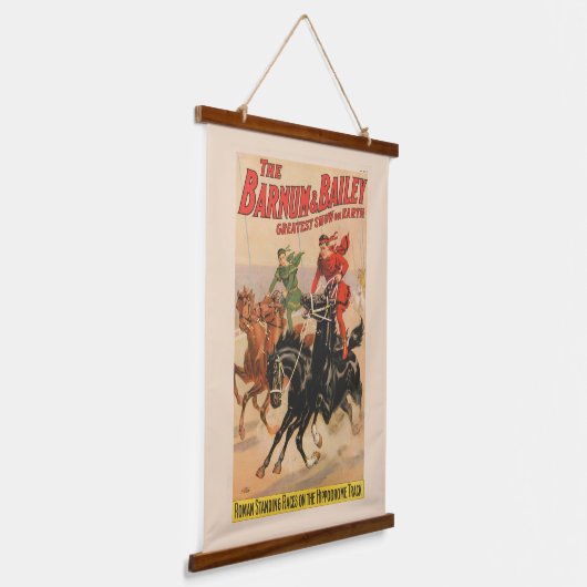 2頭の馬にまたがった男たちとサーカスのレース。 吊り下げ型タペストリー (傾斜あり)