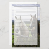 2頭の馬はの圃場の近い塀を立てます 便箋 (正面/裏面)