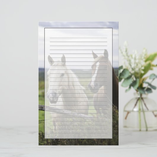 2頭の馬はの圃場の近い塀を立てます 便箋 (スタンド正面)