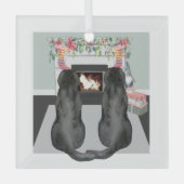 2頭の黒いラブラドールドッグのクリスマス暖炉のシーン ガラスオーナメント (正面)