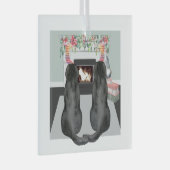 2頭の黒いラブラドールドッグのクリスマス暖炉のシーン ガラスオーナメント (正面右)