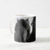 2頭のFriesianの種馬 コーヒーマグカップ (正面左)