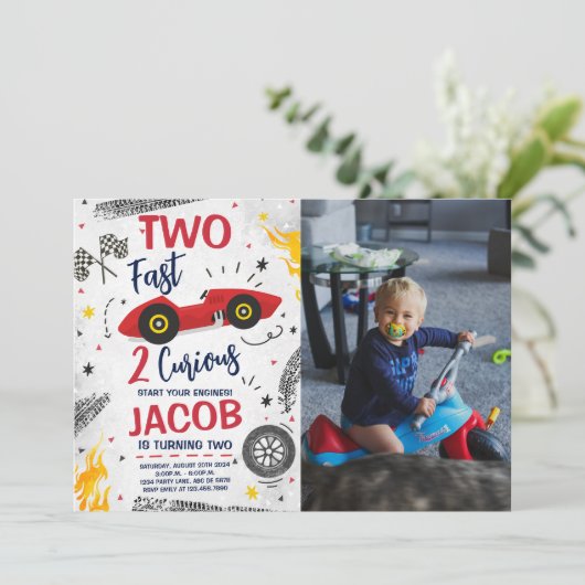 2高速2好奇心の赤2番目の誕生日の写真 招待状 (スタンド正面)
