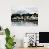 20ドル以下で開始 – 曇りの日にボートEssex CT ポスター (ホームオフィス)