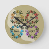 20パーソナライズされたXX年おめでとう&花リース ラウンド壁時計 (正面)