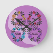 20パーソナライズされたXX年おめでとう&花リース ラウンド壁時計 (正面)