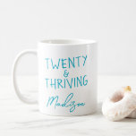 20歳で繁栄20誕生日 おもしろい パーソナライズされた コーヒーマグカップ<br><div class="desc">2祝歳をスタイルで20歳を鮮やか迎え、ターコイズレタリングを搭載した20歳と盛り上がりはっきりしたたバースデーマ。この名前をカスタムするのコーヒーマグは、自信とエネルギーと彼らの20の関係を抱く誰にとってもおもしろいと思いやりある贈り物を作る。朝のコーヒー、ドームライフ、または誕生日ブランチに最適な記念品。複数のカラーオプションでも使用可能。</div>