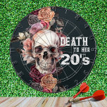 「20歳の死」 - 30歳の誕生日フローラ ダーツボード<br><div class="desc">R.I.P. to the decadenceの10年!このスタイリッシュフローラダーツボードは30歳の誕生日に理想的な贈り物を作るカスタマイズ、または40歳やその他の誕生日の贈り物としても10年間の文字を容易に作ることができる。スカルの黒い背景にアプリコ淡い色のット、黒とブルゴーニュの花が付いたゴシック風深い。文字「Death to her 20's」(カスタマイズ可能)</div>